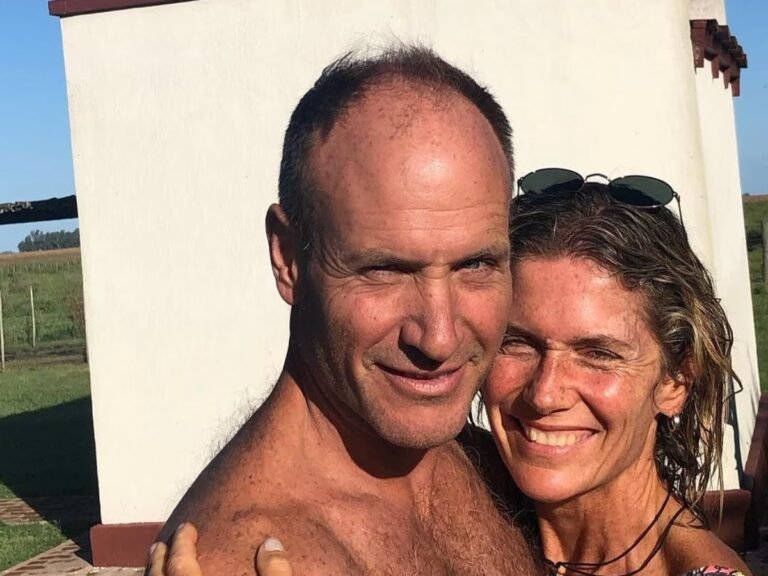 marido apoyando a maru botana en cocina