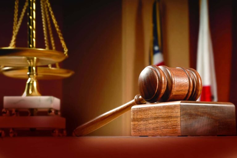 martillo de juez sobre un tribunal vacio