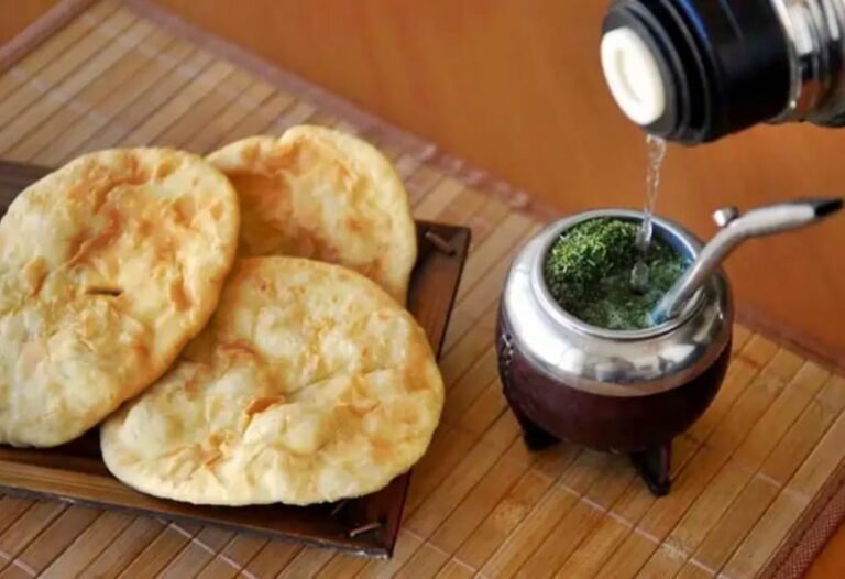 mate y torta frita en una mesa