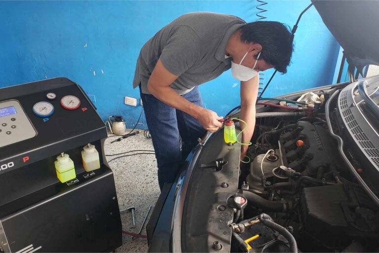 mecanico revisando aire acondicionado de auto