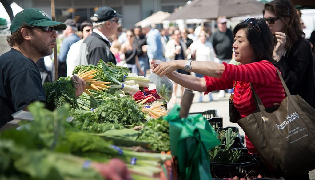 Cuándo abre La Salada y cuáles son sus horarios de atención 1 mercado con gente comprando productos variados
