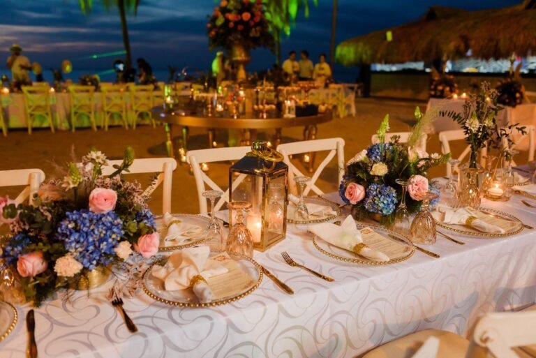 mesa elegante con invitados disfrutando