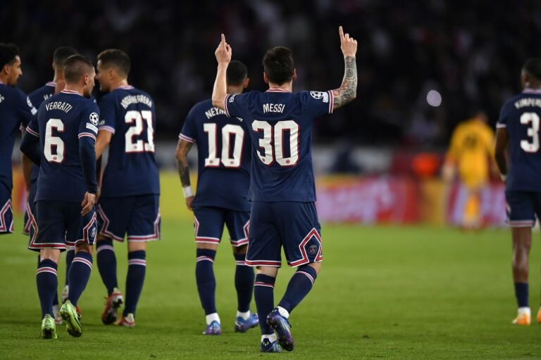 messi celebrando con sus companeros en psg