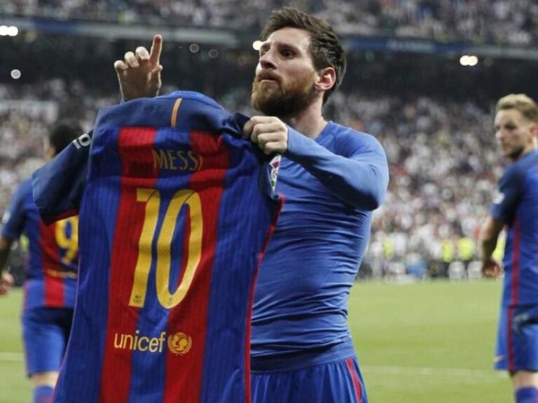 messi celebrando un gol iconico