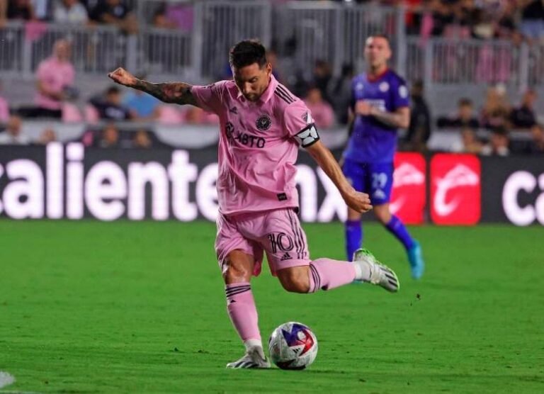messi jugando al futbol en el inter miami