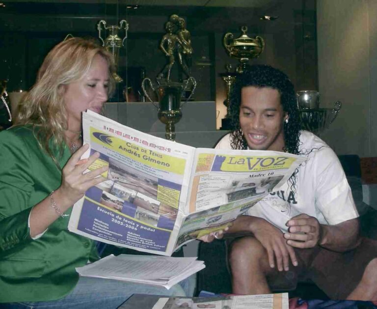 messi y los palmeras en un escenario vibrante