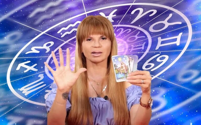 mhoni vidente con cartas de tarot
