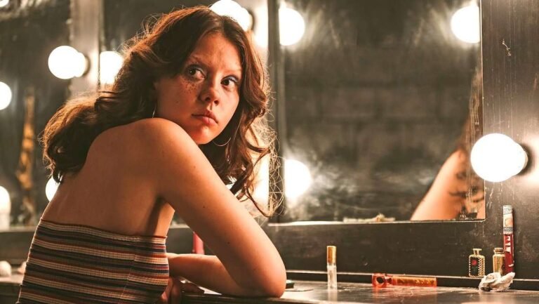 mia goth en un ambiente cinematografico intrigante