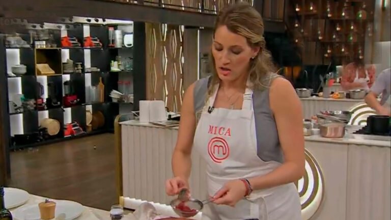 mica viciconte cocinando en un escenario