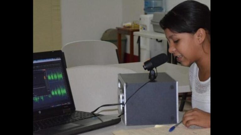 microfono en una radio en accion