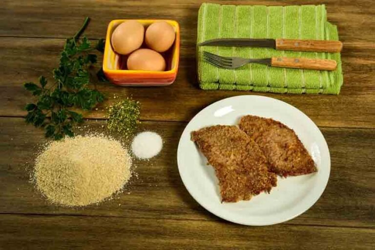 milanesas doradas sobre una tabla de madera