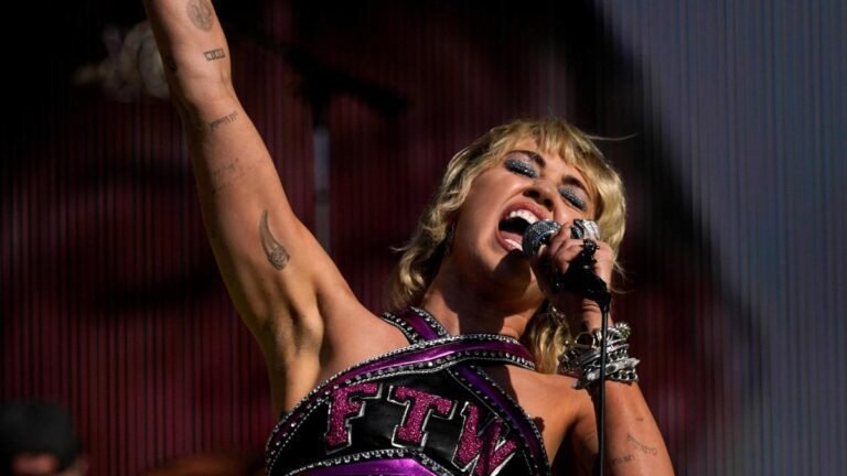miley cyrus en concierto con luces brillantes