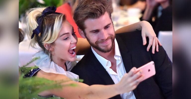miley cyrus y liam hemsworth sonriendo juntos