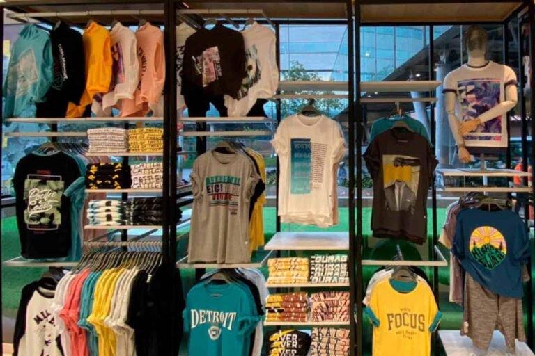 moda juvenil en tienda colorida