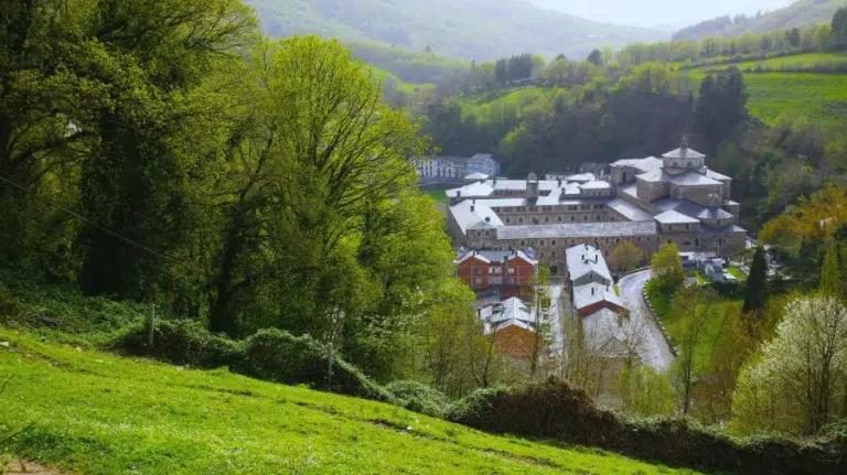 monasterio de samos entre montanas verdes