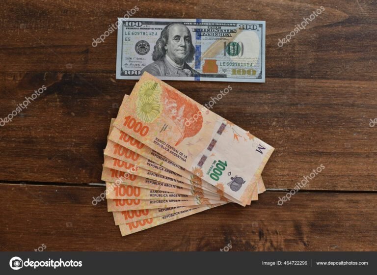 Tinder cobra sus suscripciones en pesos argentinos o en dólares 10 moneda argentina y dolares sobre una mesa