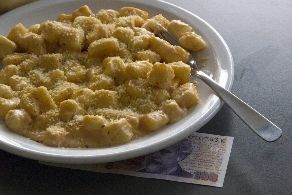 Por qué se coloca una moneda debajo del plato de ñoquis en Argentina 1 moneda y noquis en un plato argentino
