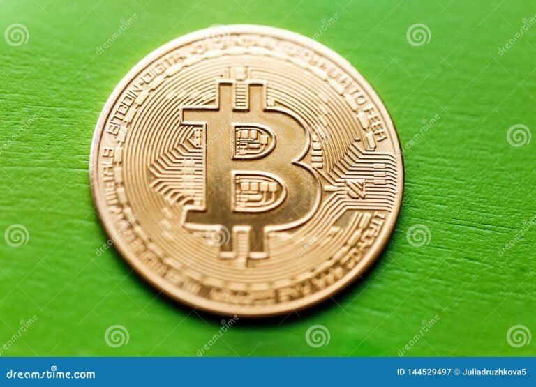 monedas doradas sobre fondo verde brillante