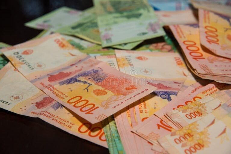 monedas y billetes argentinos sobre una mesa