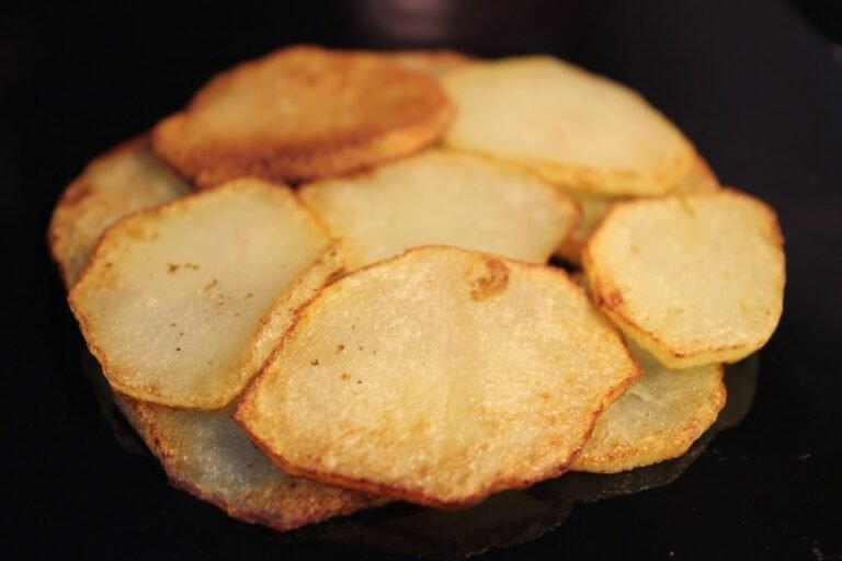 montaje de capas de papas doradas