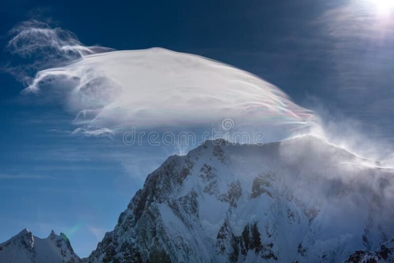 montanas con nubes y viento fuerte