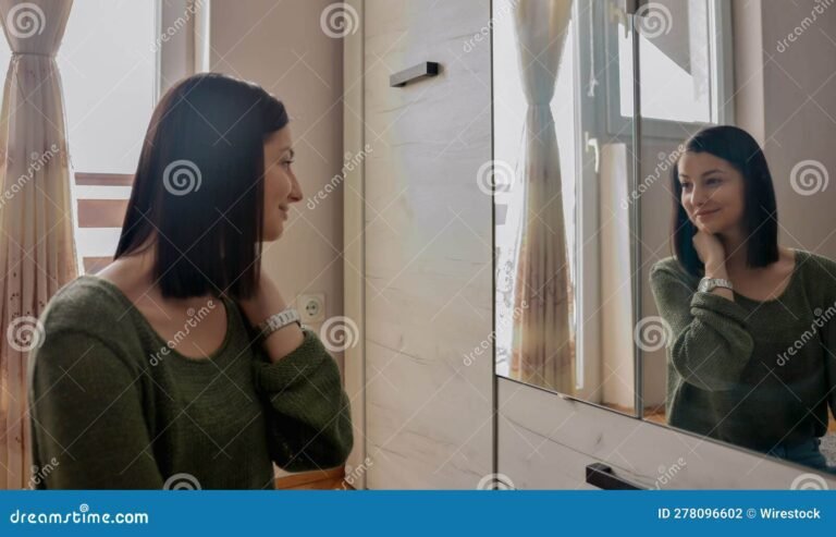 mujer contemplando su reflejo en el espejo