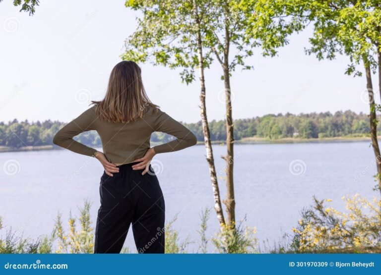 mujer contemplativa en un entorno sereno