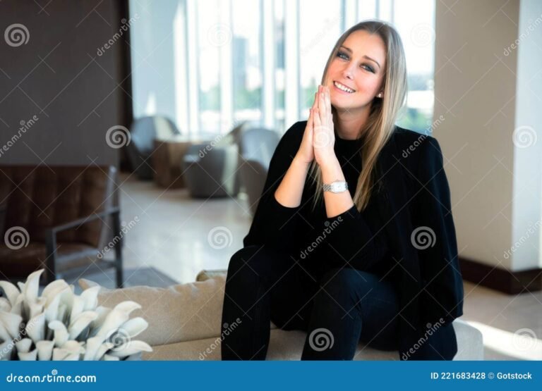 mujer elegante en un entorno sofisticado