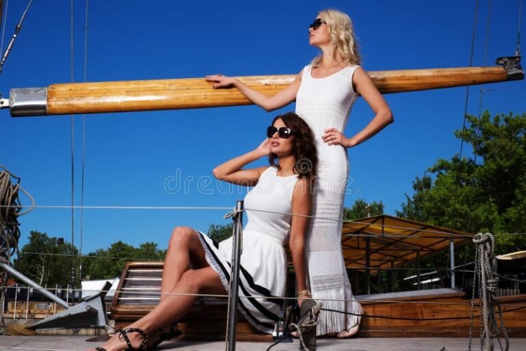 mujer elegante en un yate lujoso