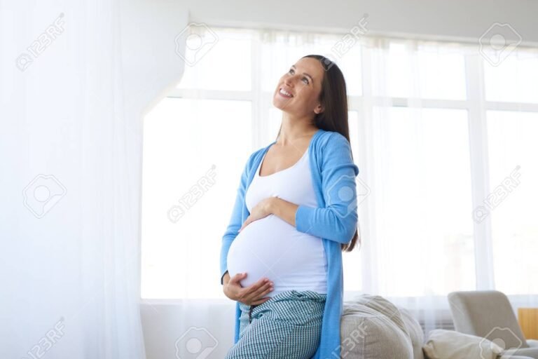 mujer embarazada con mirada pensativa