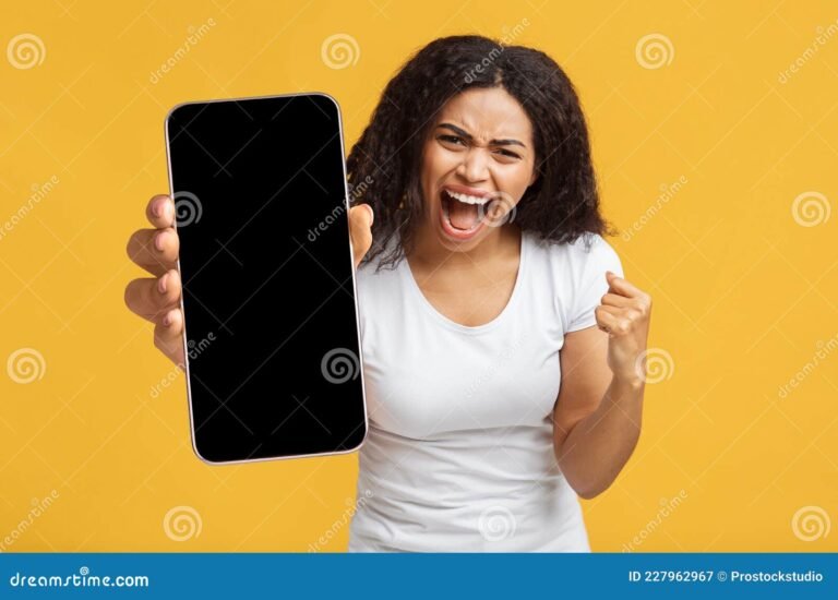 mujer emocionada frente a una pantalla