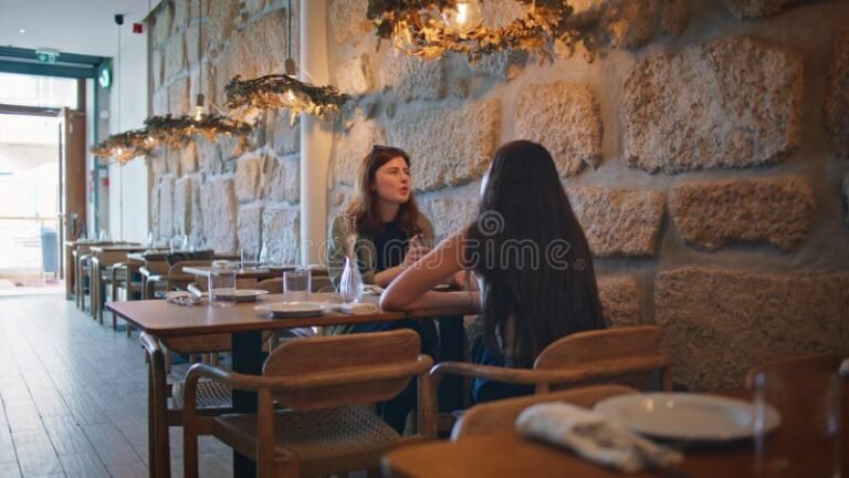 mujeres conversando en un ambiente acogedor