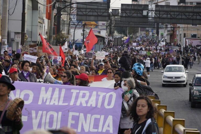 mujeres unidas en protesta pacifica