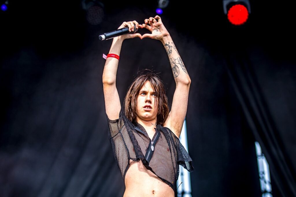 Quién es Nicki Nicole y qué hizo en el programa de Jimmy Fallon 1 nicki nicole actuando en un escenario luminoso