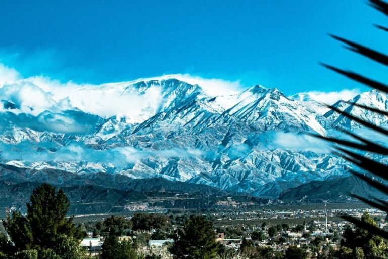 En Qué Mes Se Celebran las Vacaciones de Invierno en Argentina 13 nieve cubriendo un paisaje argentino invernal