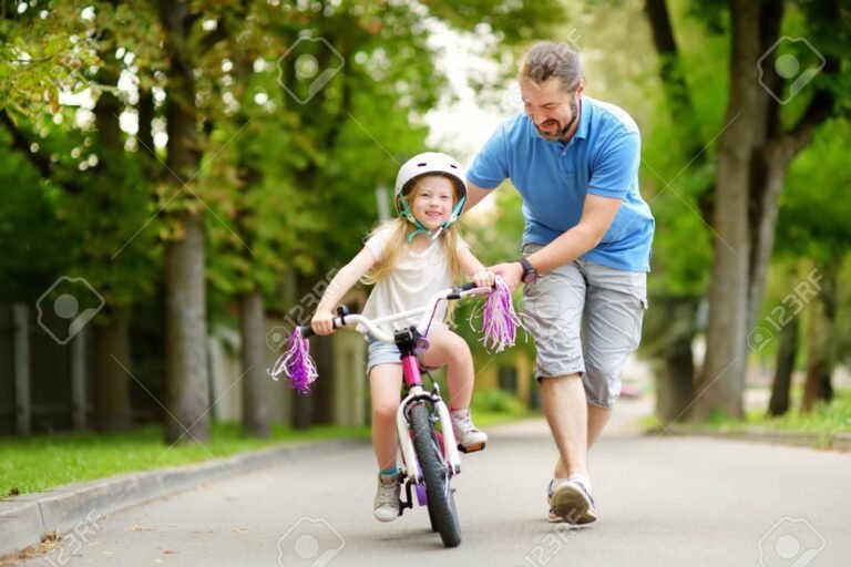 nina aprendiendo a andar en bicicleta