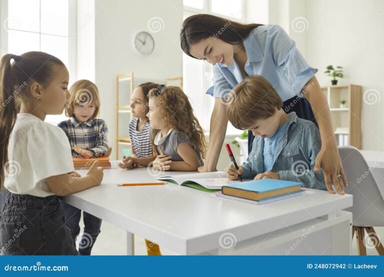 nina estudiando en un aula moderna