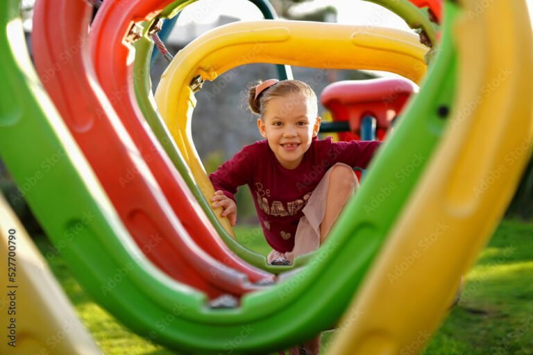 nina jugando en un parque soleado