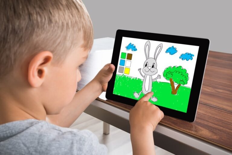 ninos aprendiendo con dispositivos digitales