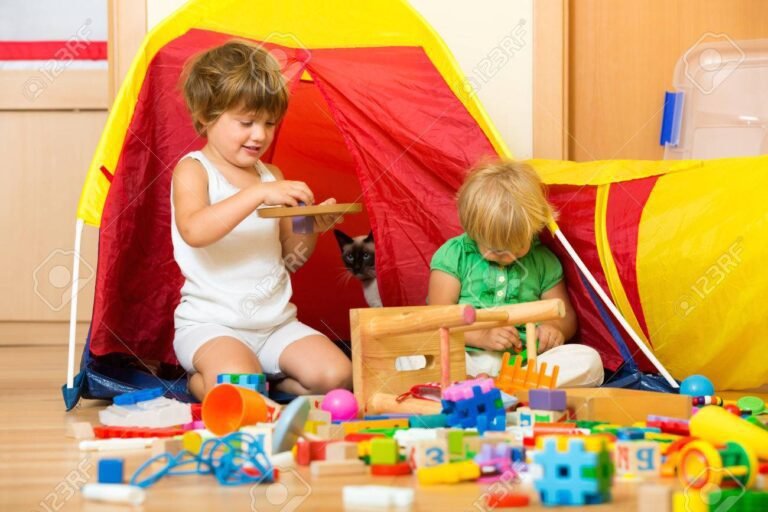 ninos jugando con juguetes en casa