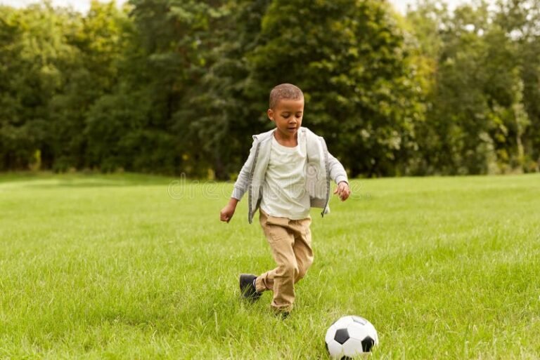 ninos jugando con pelotas en el parque