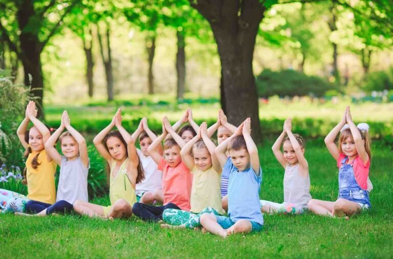 ninos practicando yoga en un parque