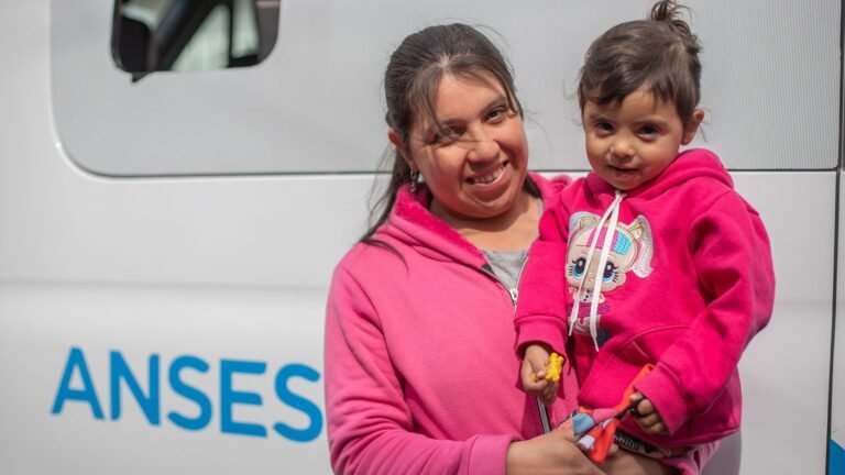 Qué pasos debo seguir para cobrar la ayuda escolar en Argentina 1 ninos recibiendo ayuda escolar en argentina