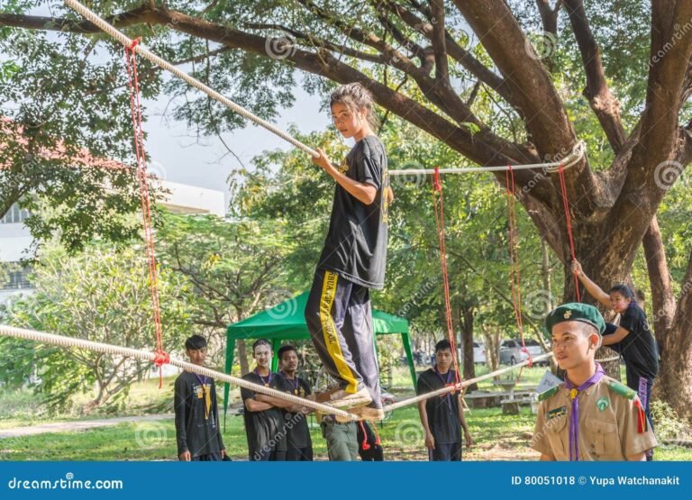 Qué Son Los Scouts y Cuál Es Su Objetivo Principal 30 ninos scouts en actividad al aire libre