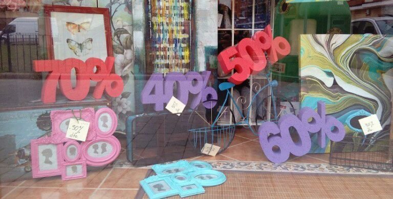 ofertas irresistibles en un escaparate colorido