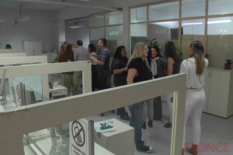 oficina de afip con empleados trabajando