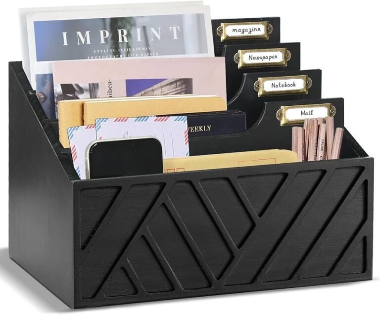 oficina de correo con cartas en mostrador