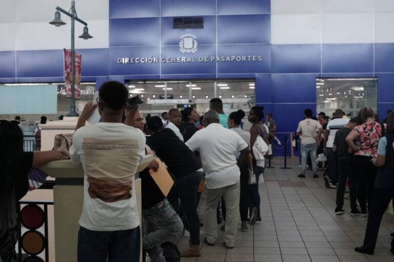 oficina de pasaportes con gente haciendo fila