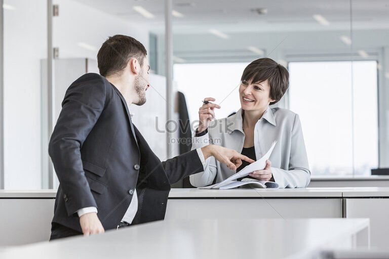 oficina moderna con personas haciendo tramites
