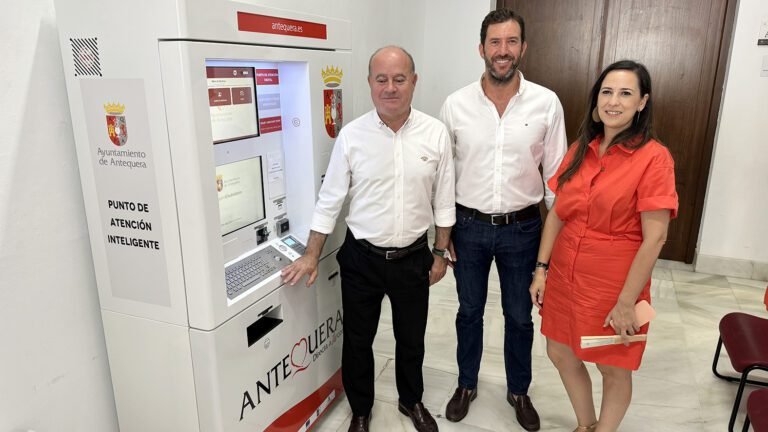 oficina municipal con personas haciendo tramites